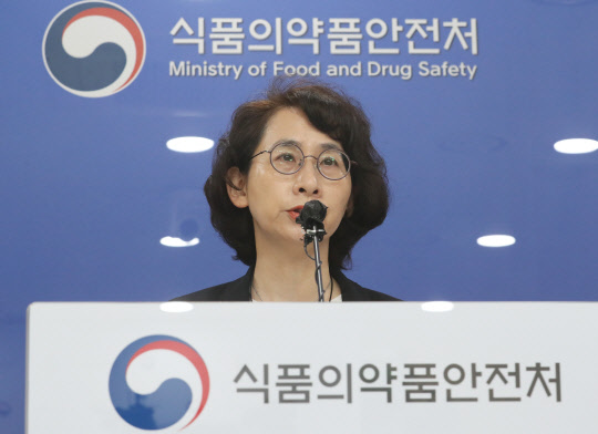 서경원 식품의약품안전평가원장이 31일 오전 충북 청주시 식약처 브리핑룸에서 코로나19 백신 임상시험계획서 표준안 마련과 관련해 브리핑하고 있다. 연합뉴스